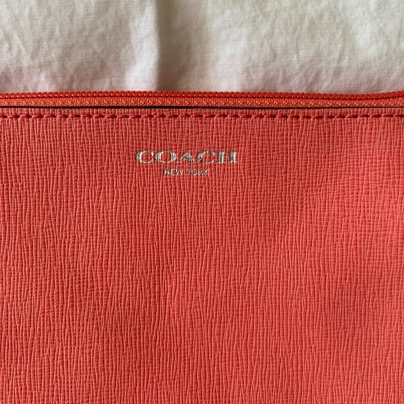 Small Coach coral wristlet - Picture 3 of 5